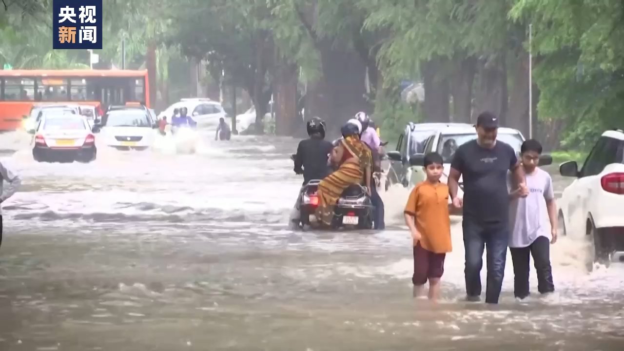 印度北部遭遇暴雨 多地洪水泛滥