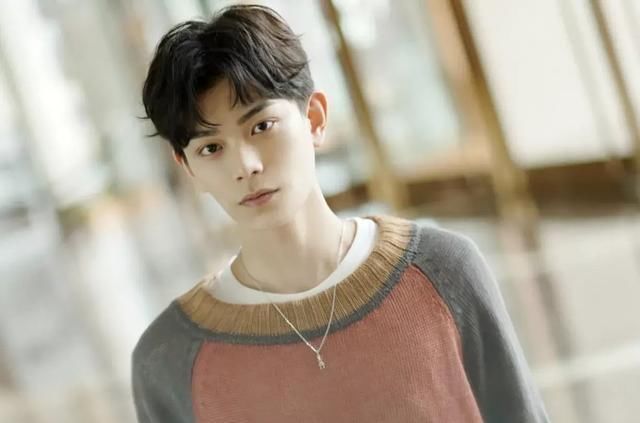  赵丽颖|赵丽颖《中餐厅》路透照曝光，和上一次录综艺相比，终于不土了