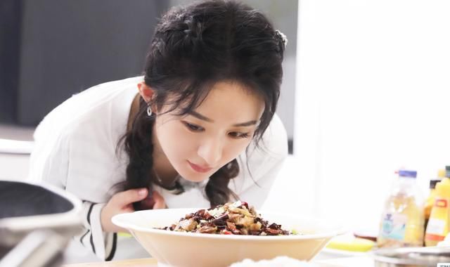  赵丽颖|《中餐厅4》赵丽颖做菜，厨艺飞快见长，摆脱“酱油控”