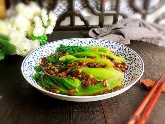 翠绿|生菜这么做翠绿爽脆，苦味减少鲜香加倍，十分钟上桌，一盘不够分