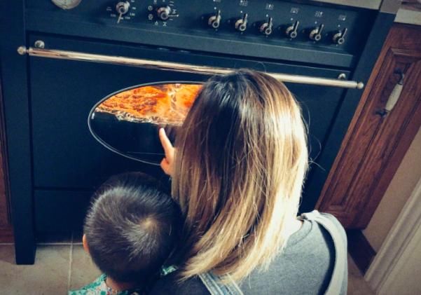  家务|黄磊儿子待遇差，昔日跟黄少艾出门自己坐，黄多多做家务还抱弟弟