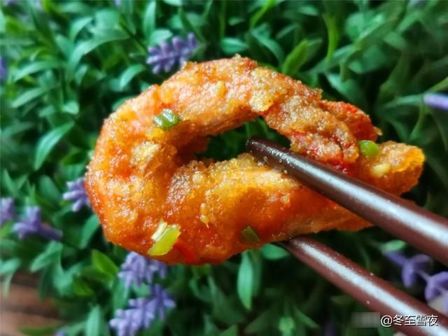 把大虾|别只会水煮大虾，教你这个做法，味道特别香，吃的虾壳都不剩