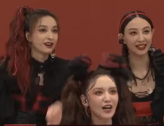 到手|黄晓明状态不佳?被宁静强搂跳舞,慌到手不知放哪,还一脸嫌弃?