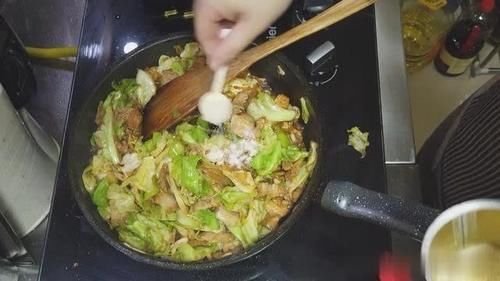  上桌|红薯粉条家常菜做法来啦！一大盘子菜，上桌瞬间被抢光