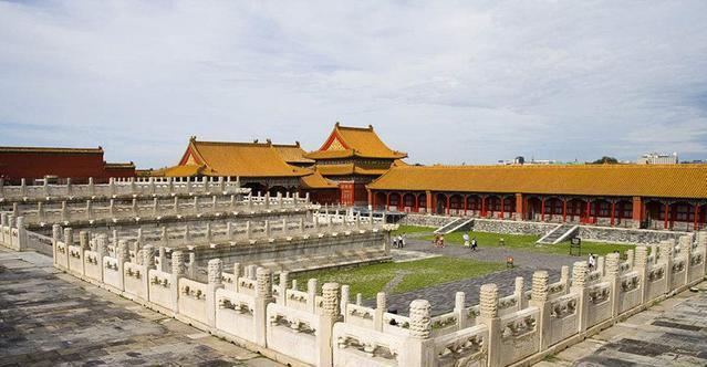  大门|紫禁城的大门，一人可随意出入，一人只能进一次，三人只可出一次