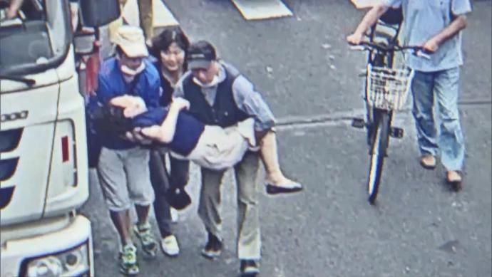  祖孙二人|搅拌车把祖孙二人卷入车底！关键时刻钻进去救人的上海爷叔找到了