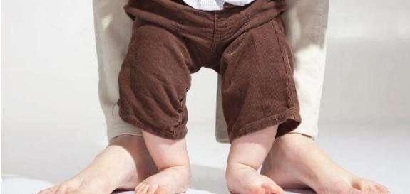 父母|腿型不好看的孩子,除了遗传还有2个原因,很多父母都不知道