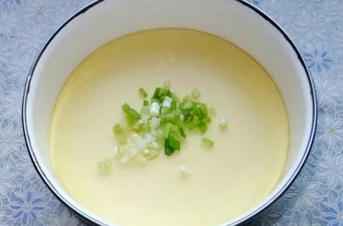 牢记|蒸鸡蛋羹，直接水的做法是不对的，牢记这1点，鸡蛋羹滑嫩