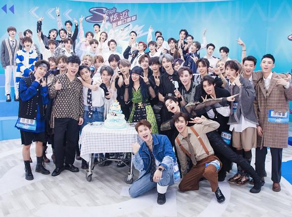  合照|程潇生日晒合照，少年之名全员为她庆生，看到C位的男孩：太意外