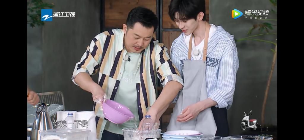  蔡徐坤|蔡徐坤挑战第一次沙溢却在旁边这样