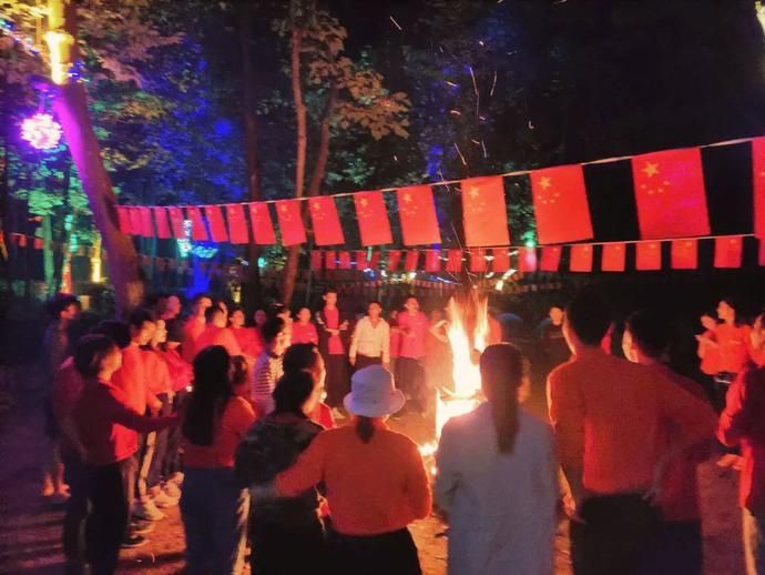  露营|小众游|泛舟露营戏水K歌……漫步夹缝岩，感受惬意悠然