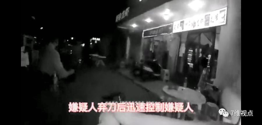  无用论|打脸带枪无用论：民警面对双刀快速出枪，男子瞬间弃刀投降！