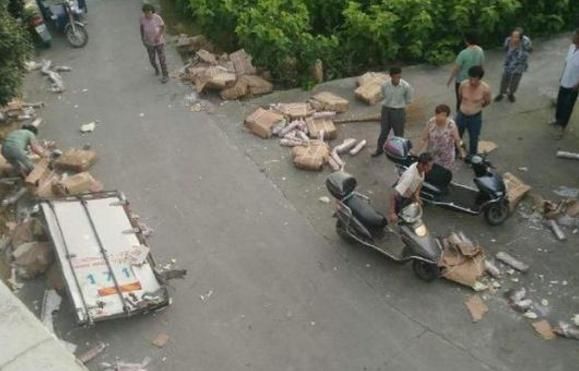  哄抢|货车遇事故10吨冻猪肉遭村民哄抢！律师：村民或涉嫌聚众哄抢罪