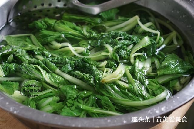 饺子皮|入秋后,这菜两块一斤,包饺子皮薄大馅,个顶个的鲜,太香啦