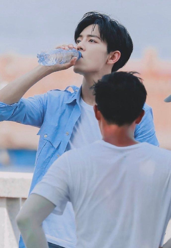  期待|青年演员肖战参加纪念活动，可爱花絮外放，期待战战新作品