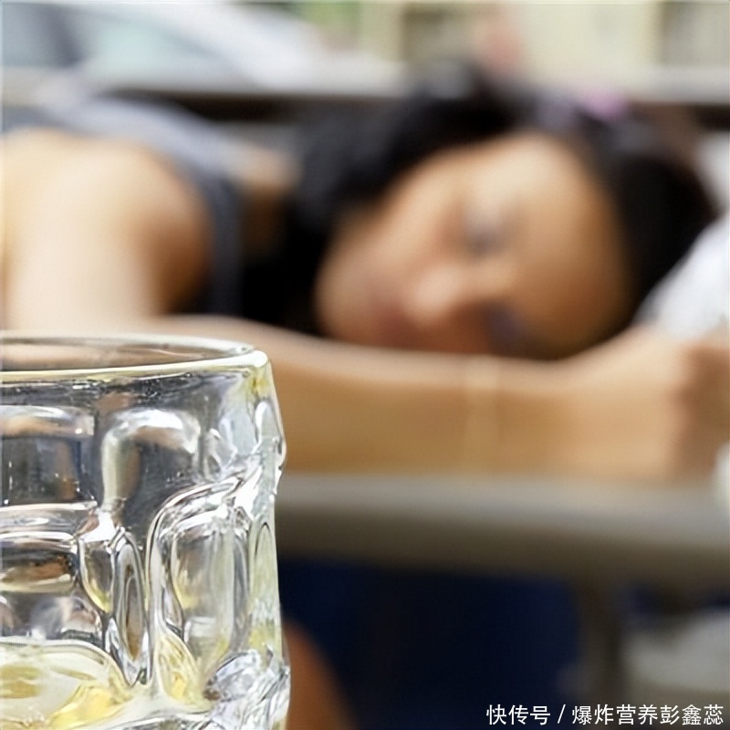 柳叶刀喝酒致癌原文(都说长期喝酒会致癌，可为什么柳叶刀改口称，喝酒“有益健康”？)