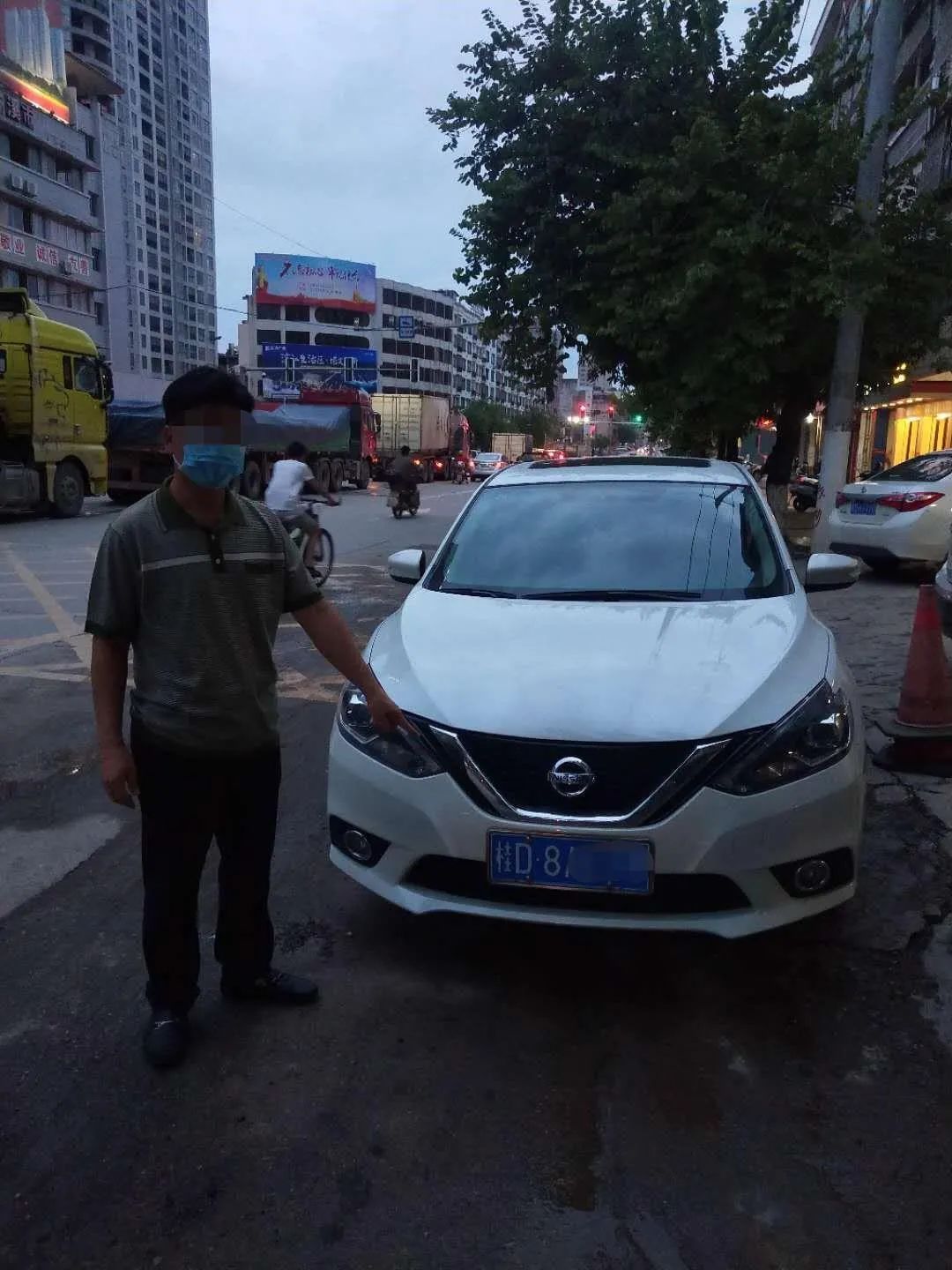  违法行为|嚣张！3辆车并行广西高速，还占用应急车道，事后对交警称...