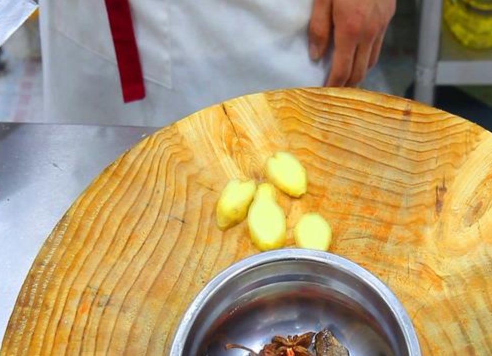 干净|做红烧肉,别急着下锅!大厨教你一招,肉质软糯不油腻,入口即化