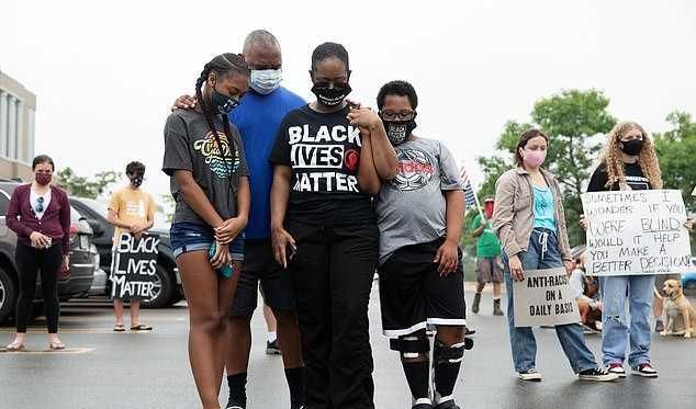  黑人|黑人女生未完成作业被判蹲少管所3个月引发抗议