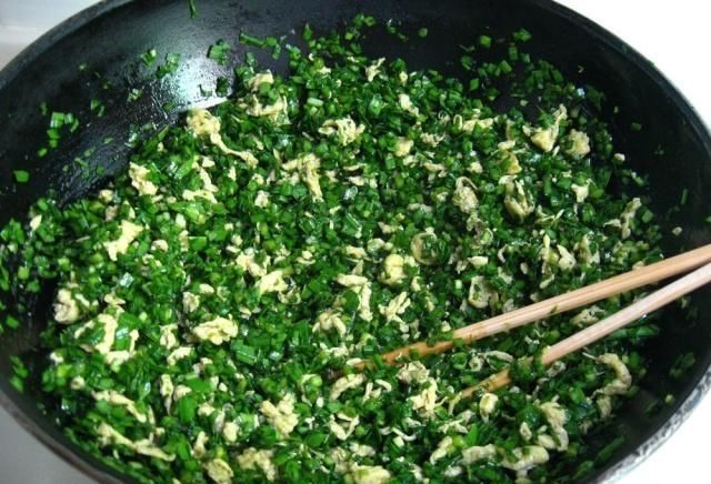  好吃|韭菜盒子，最好不要直接开始包，试着这样做，盒子外焦里嫩更好吃