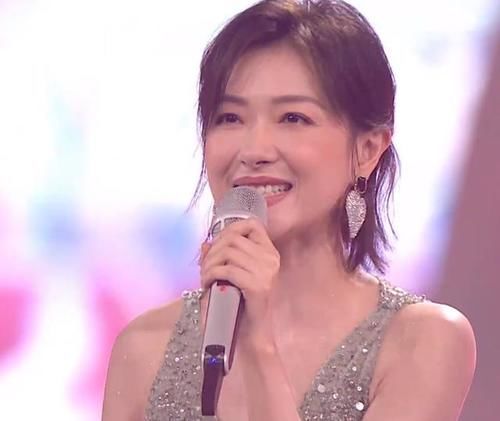  姐姐|万茜主持首秀台风稳，抢话何炅超自信！