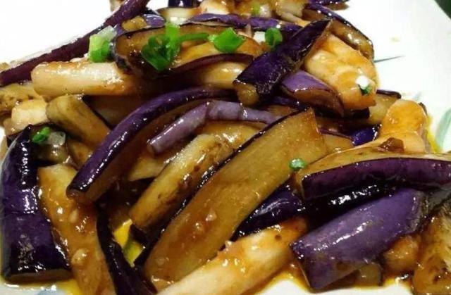 油腻|炒茄子时,先放油是不太对的,教你一招, 茄子不油腻不发黑