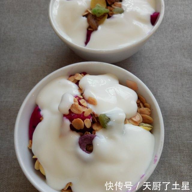 简单|水果麦片拌酸奶,简单又好吃,懒人早餐必备