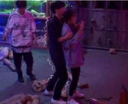  睁眼|《密室大逃脱》邓伦胆小再升级，被吓到不敢睁眼，把杨幂拖了一米远