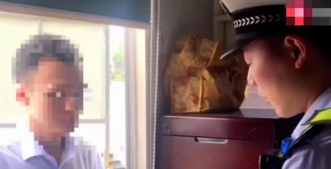  交警|奔驰车礼让行人却被逼停，交警判罚引众人“不满”：罚得太轻了！