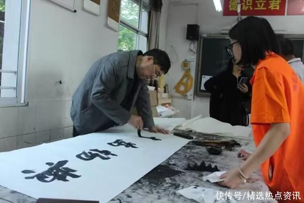 重庆工商职院大学生志愿者携手文化协会开展“书法进校园”活动