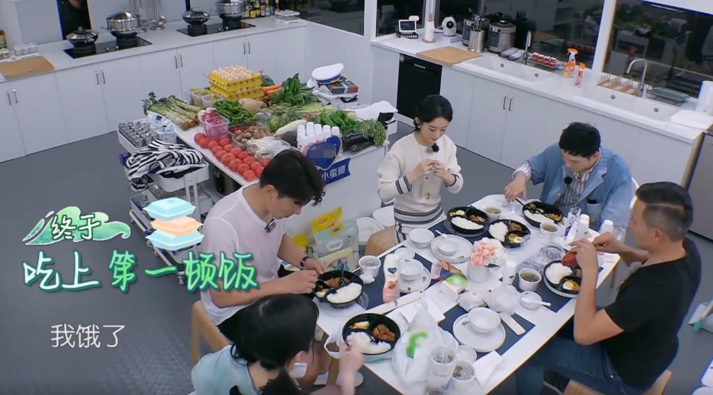  救场|《中餐厅》黄晓明牵“人妻”赵丽颖爬楼梯，牵手方式引热议，节目组及时救场