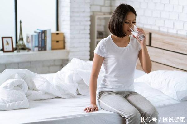 晨起第一杯水喝得越多危害越大(晨起第一杯水要怎么喝，喝多少？喝对有益，但别喝盐水、蜂蜜水)