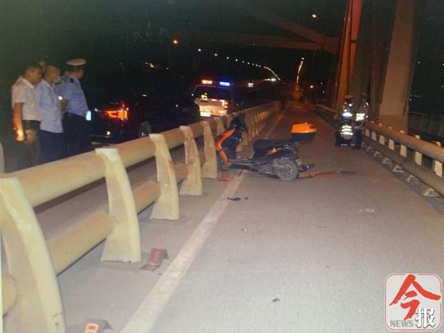  电动车|不幸！白露桥上一电动车撞上隔离栏，驾车男子头破血流