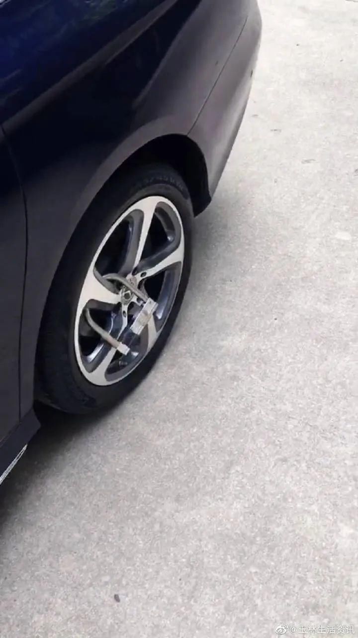 豪车|任性停车!博白一奔驰豪车被上锁!什么情况?