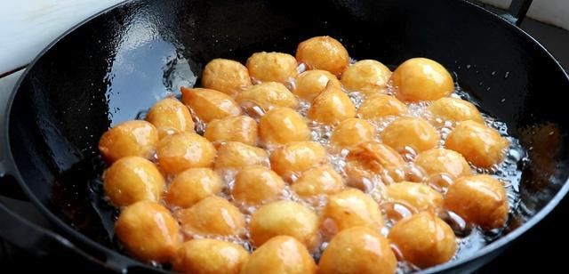 山西|山西特色小吃“蜜汁风葫芦”做法,口感香甜酥脆,大人小孩都爱吃