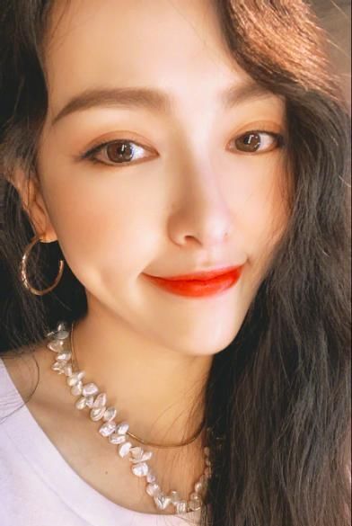 复出|唐嫣高调亮相太惊艳！穿针织配T恤成最美“宅女”，还不复出？