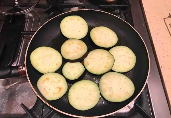  茄子|茄子不要再炒着吃，摇身一变成主食，孩子吃了一碗又一碗