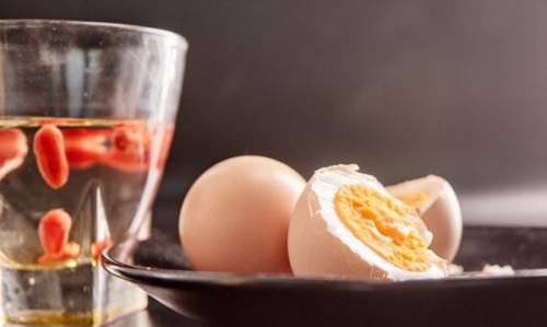 蛋清|鸡蛋吃蛋清还是蛋黄好?我们一天需要吃几个鸡蛋?