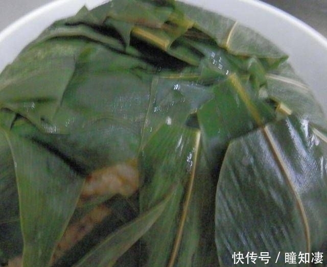 寒冷|带有粽叶香味的香菇鸡腿饭非常适合寒冷和多雨的天气