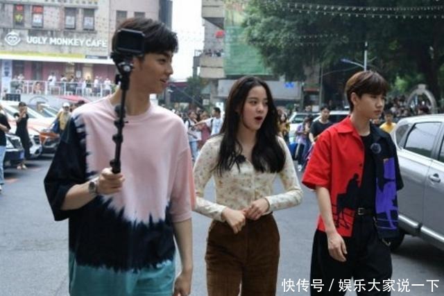 颜值|陈立农欧阳娜娜录综艺被拍,路人来不及开美颜,颜值我没看错吧