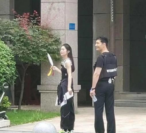  合影|《中餐厅》最新合影，别人都在吃烤肉，唯独赵丽颖不同：难怪身材这么好