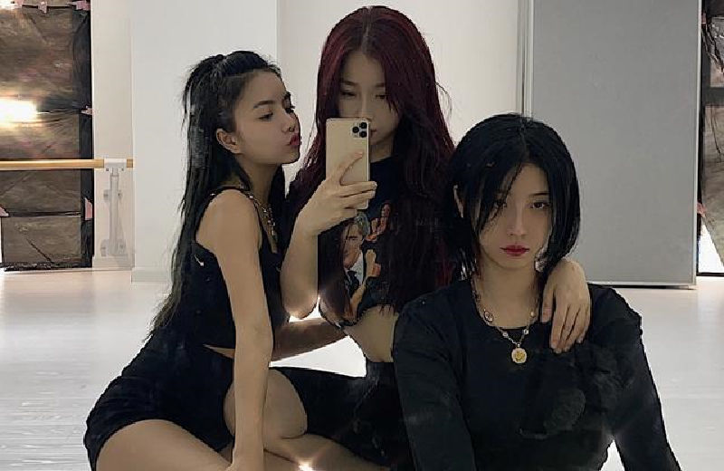 安琦晒|安琦晒与姐妹们合照,喻言脸被挡,刘雨昕要求为她P图