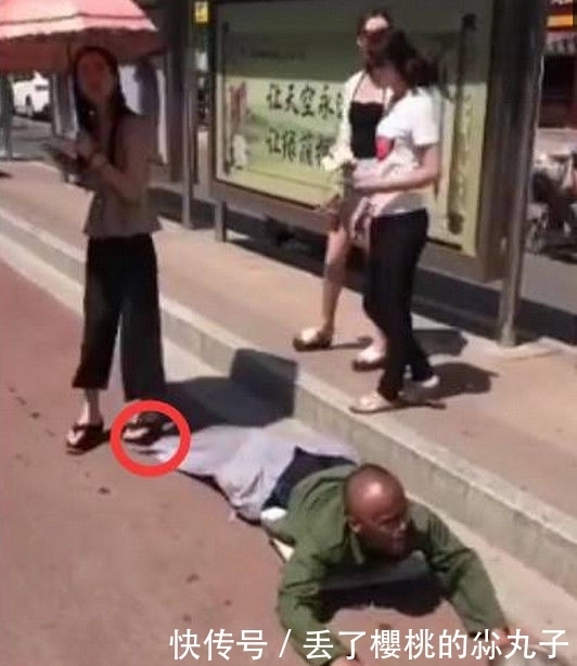  站台|公交车站台爬来了一名乞丐，女子看出端疑，当场下去踩了他一脚