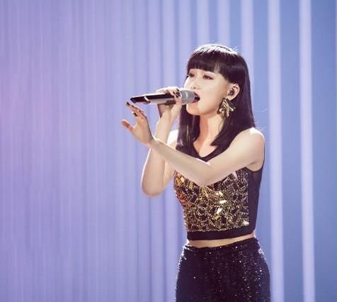  耳根|蔡徐坤第一次主动牵手女嘉宾，瞬间耳根微红，得知女方身份：我酸了