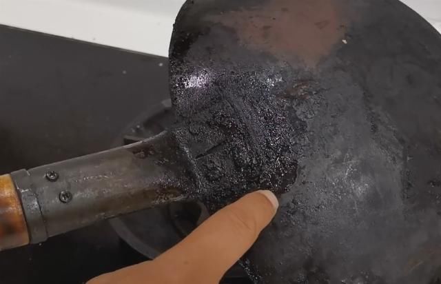  长时间|?不用小苏打和白醋，只需一招，快速清除长时间附着在锅内外的油垢