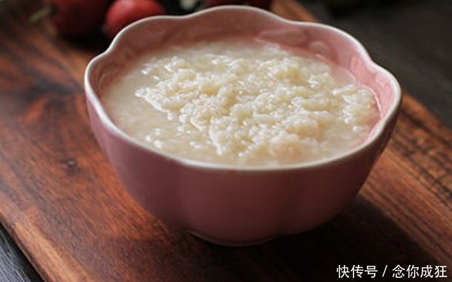 糯米|自制米酒,糯米蒸熟后别直接加酒曲!多做1步,又香又甜,酒汁多