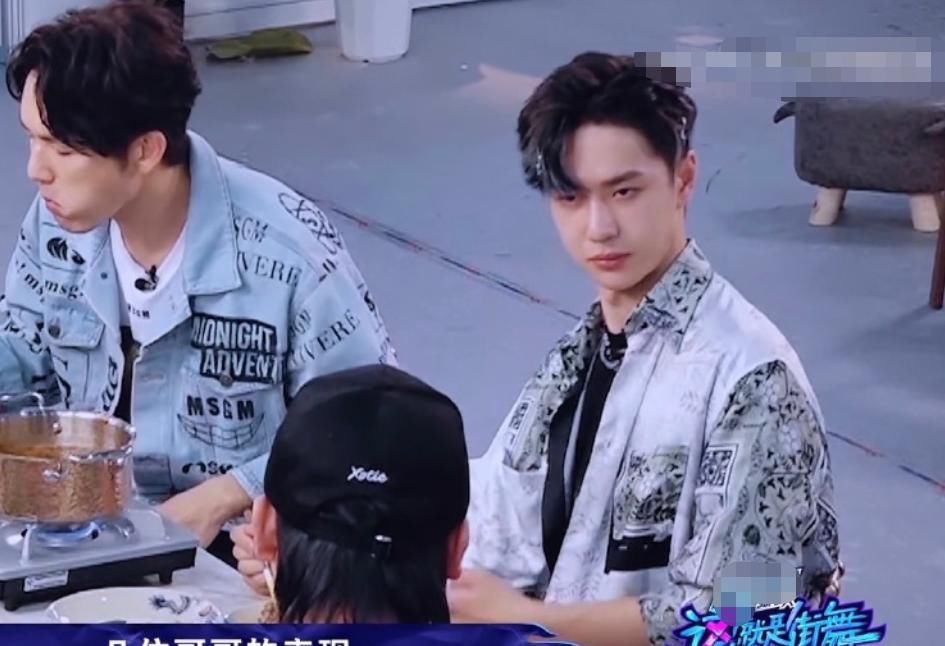  王一博|街舞：王一博一人吃辣锅，却遭陷阱问题，“你整我”的表情太好笑