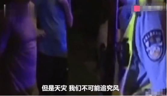  刮倒|外卖车被大风刮倒，结果砸坏奔驰，被交警判全责后骑手怒怼交通法