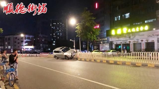  罗定|大良罗定邦中学附近这一幕，实在太尴尬了！点做到噶？