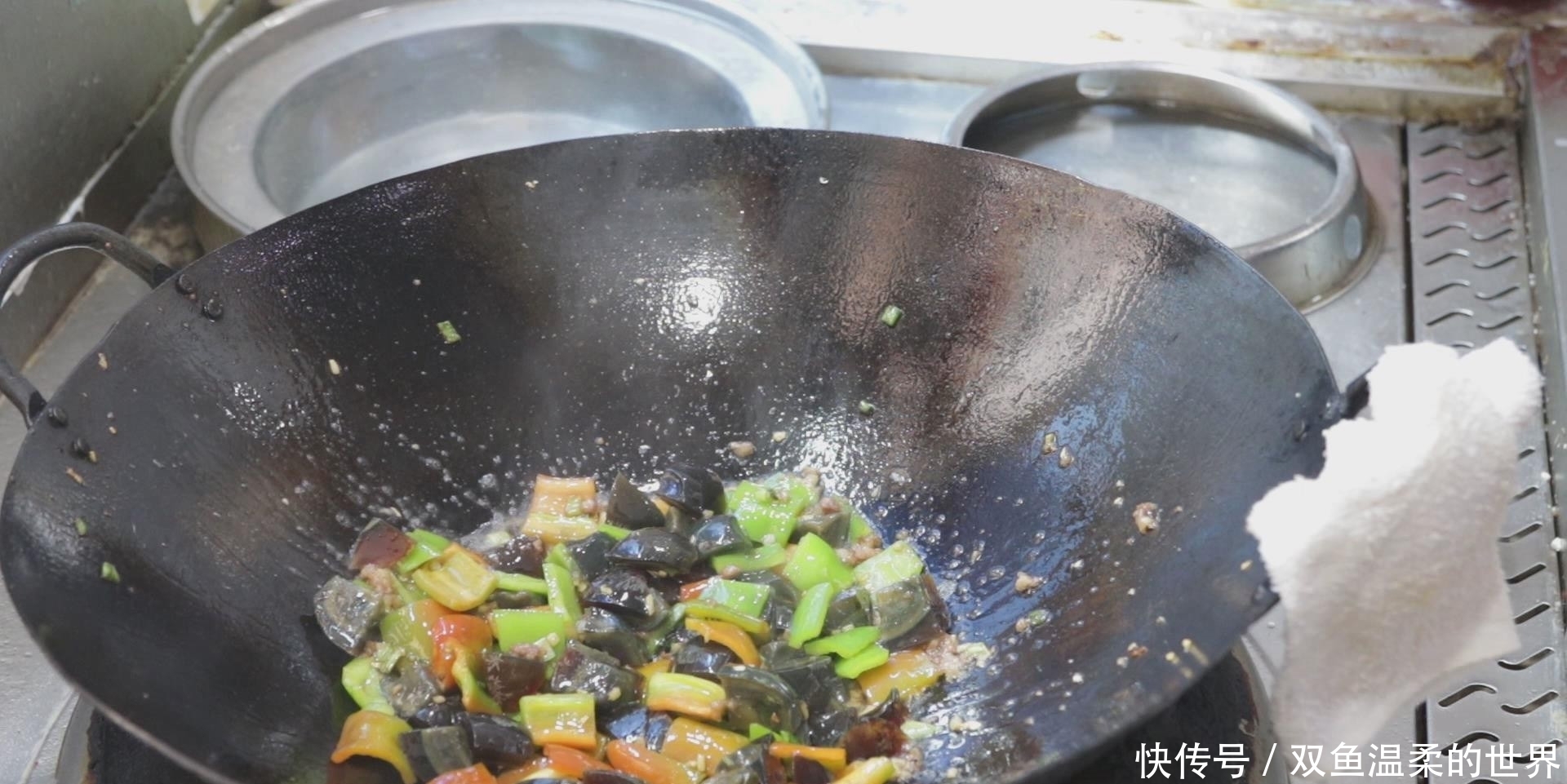 家常|家常辣椒菜谱，青椒炒皮蛋，比肉好吃，美味又下饭，吃不够